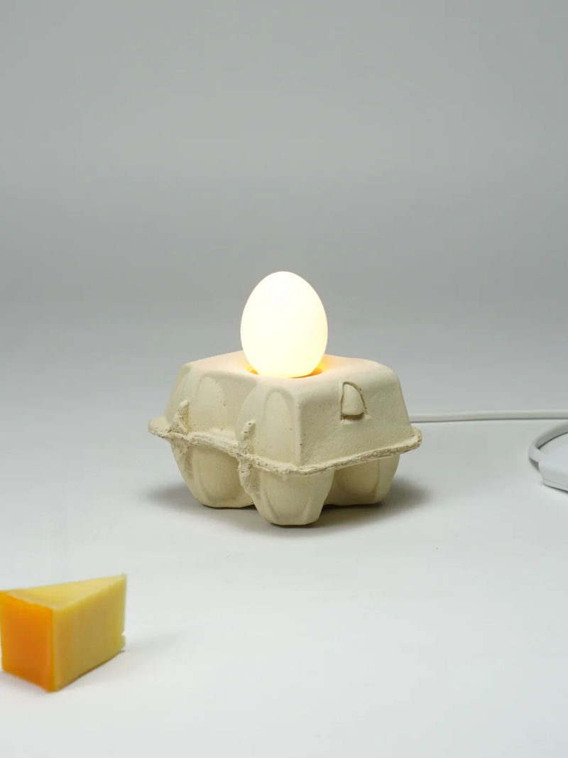 Duurzame LED lamp EggboxLAMP, ei-vormige lichtbron met originele eierdoos basis