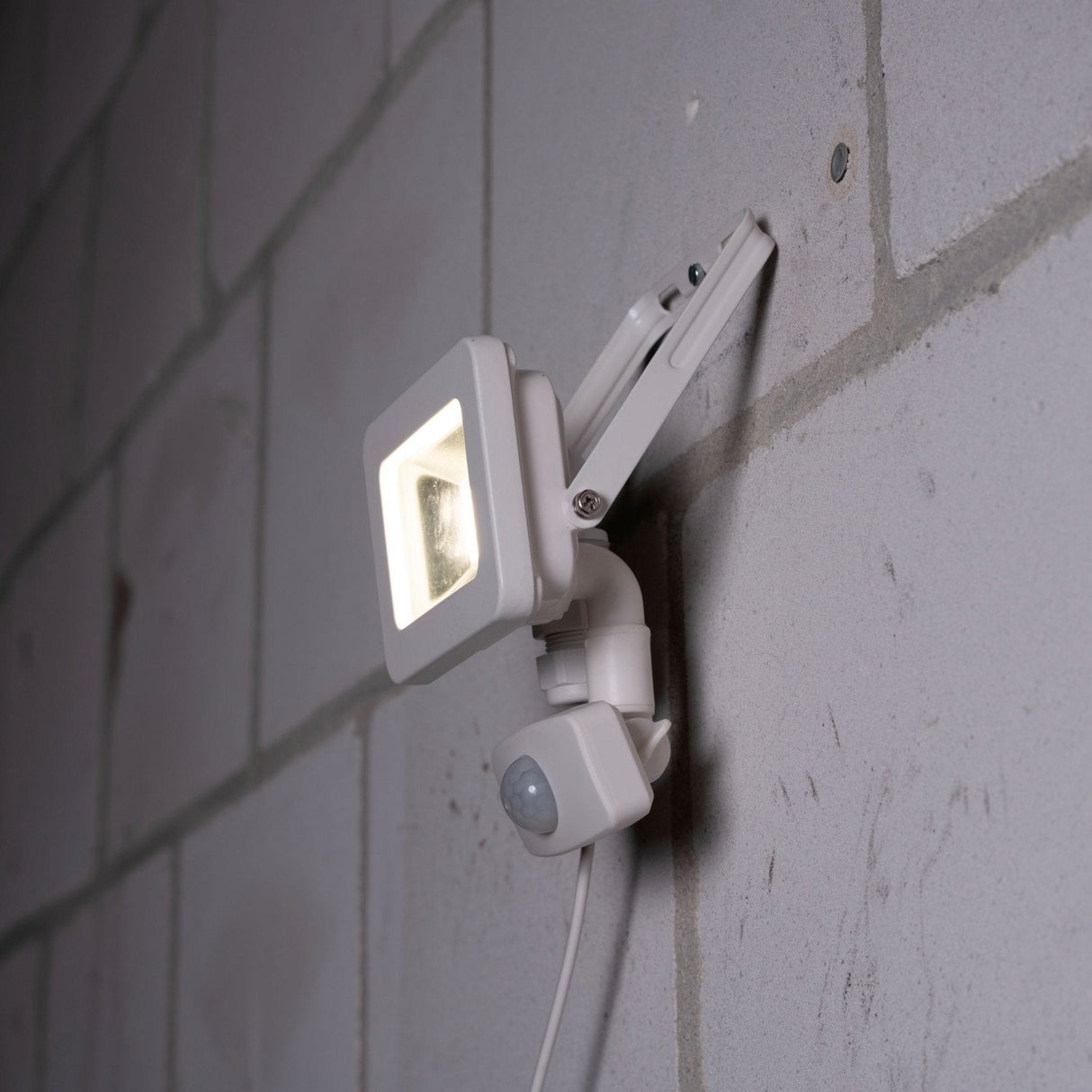 LED schijnwerper 1100 lumen - 10W - koelwit 4000K - bewegingssensor - daglichtsensor - IP44 waterdicht - wit - 230V