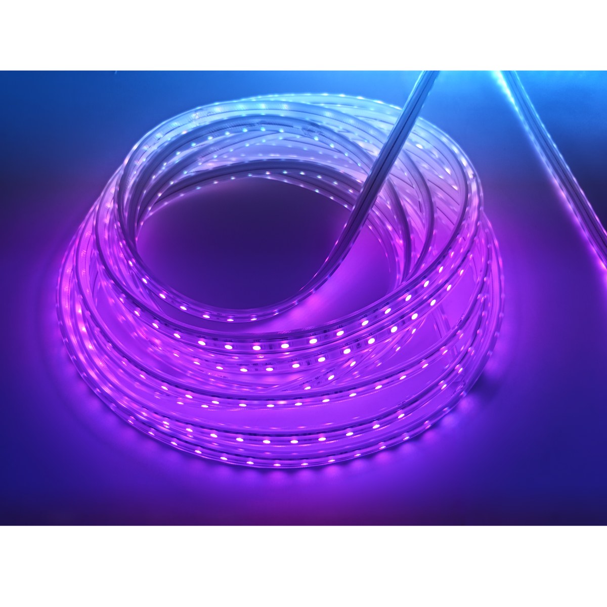 RGB LED lichtslang 230V brandend in paars