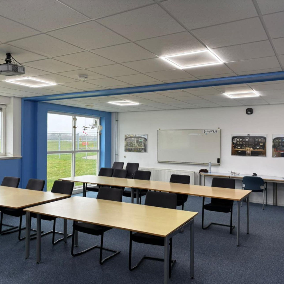 LED lijstpanelen boven de tafels in een leslokaal