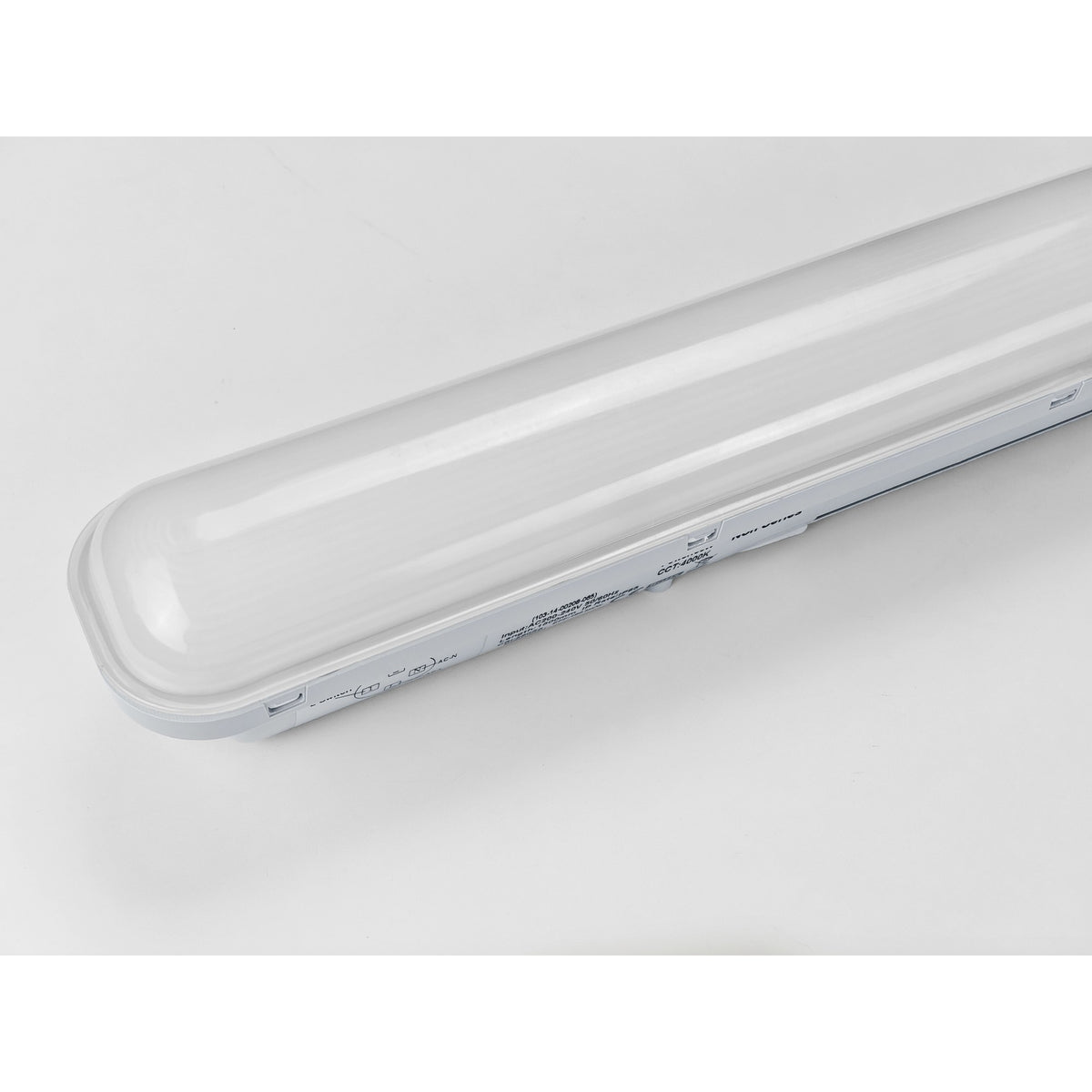 LED tri-proof armatuur met noodverlichting - kap en eindkap van dichtbij
