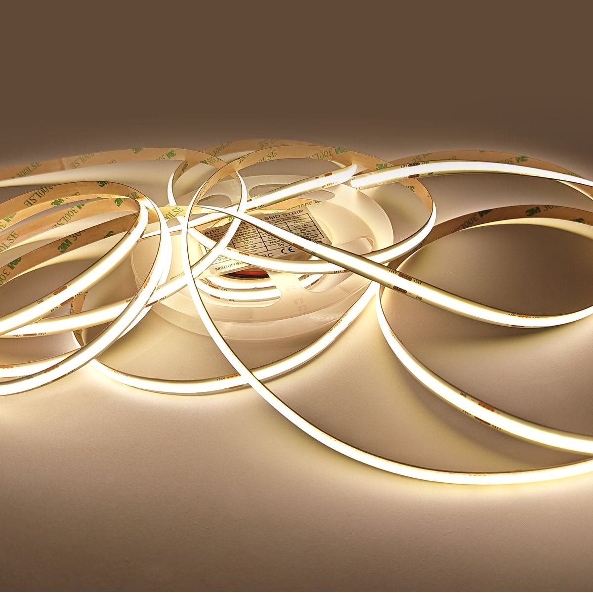 COB LED strip aan: egale lichtlijn zonder lichtpunten