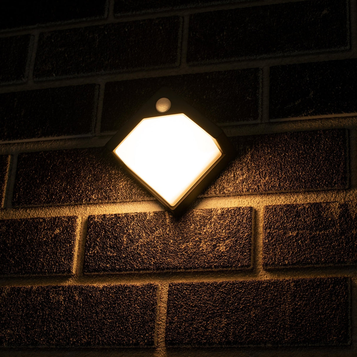 LED Solar Wandlamp - 50 lumen - Warmwit 2700K - Bewegingssensor - IP44 - Zwart
