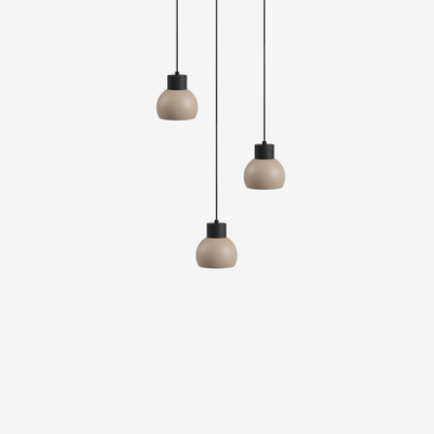 Suspension LED beige avec trois lampes suspendues pour un éclairage intérieur moderne