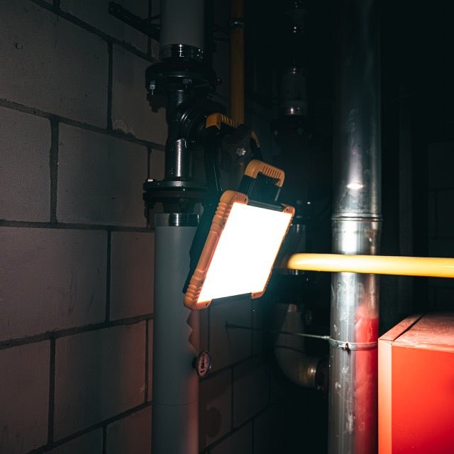 LED Accu Werklamp 5500 lumen - Koelwit 5000K - 18V Draadloos - Dimbaar - IP54 Waterdicht - USB Poort
