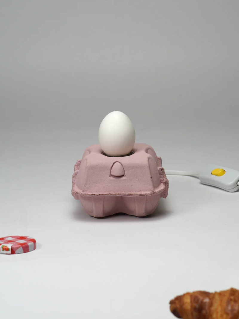 EggboxLAMP Rosé avec un œuf blanc, design unique pour un éclairage d’ambiance
