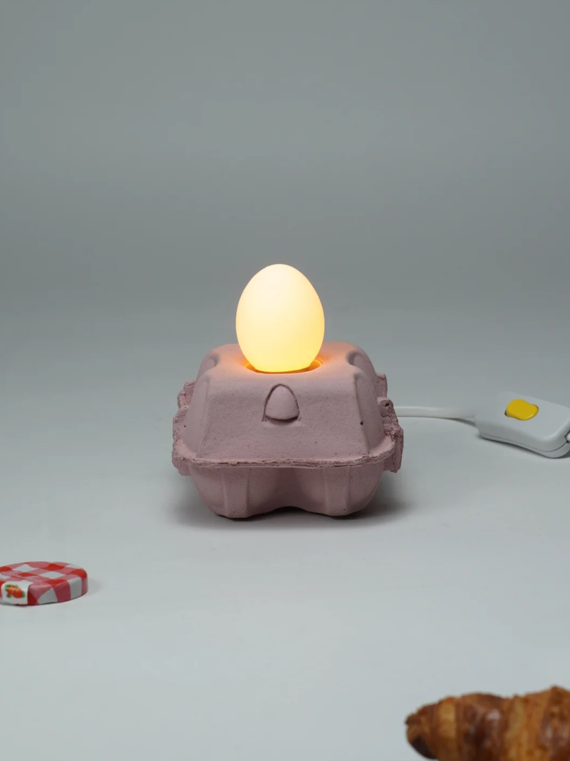EggboxLAMP Rosé avec une lampe en forme d’œuf créant une ambiance chaleureuse dans une boîte à œufs rose