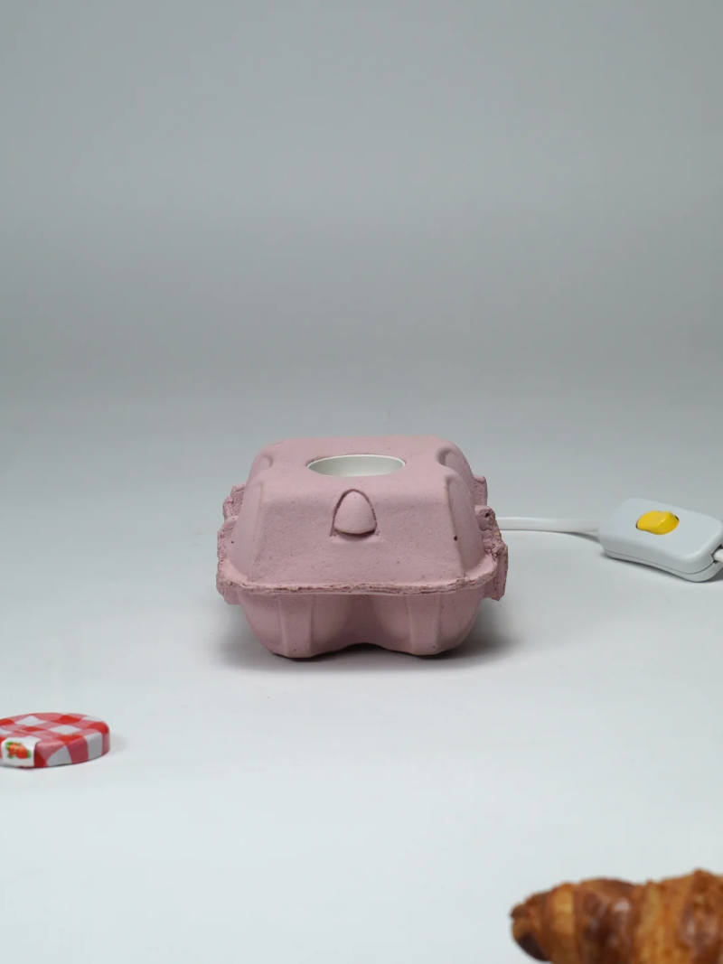 EggboxLAMP Rosé d’Egglamp avec une allure colorée et une forme unique de boîte à œufs