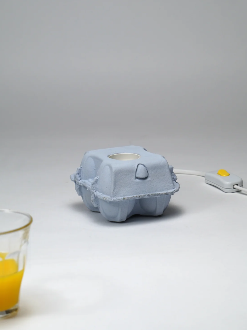 EggboxLAMP Sky LED lamp in blauw met een uniek eivormig ontwerp en schakelaar voor moderne verlichting