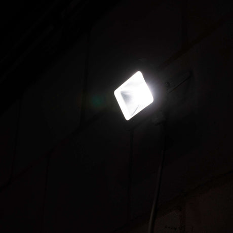 Projecteur LED blanc froid 4000K - 10W 1100 lumens - IP65 étanche - blanc