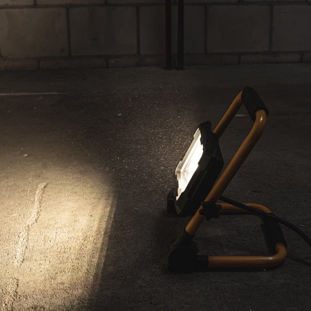 Projecteur de chantier LED's Work 5500 - Pliable et inclinable - Cordon de 3 mètres - IP65 - 30W