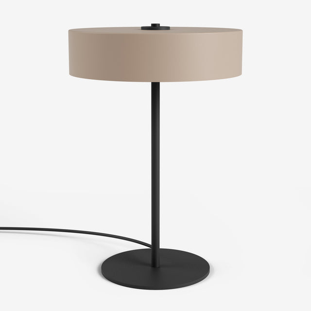 Moderne Studio Monton tafellamp met een beige lampenkap en een zwarte voet