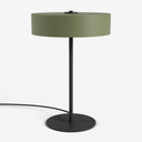 Studio Monton Tafellamp met een groene lampenkap en zwart metalen voet voor een moderne uitstraling