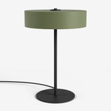 Studio Monton Tafellamp met een groene lampenkap en zwart metalen voet voor een moderne uitstraling