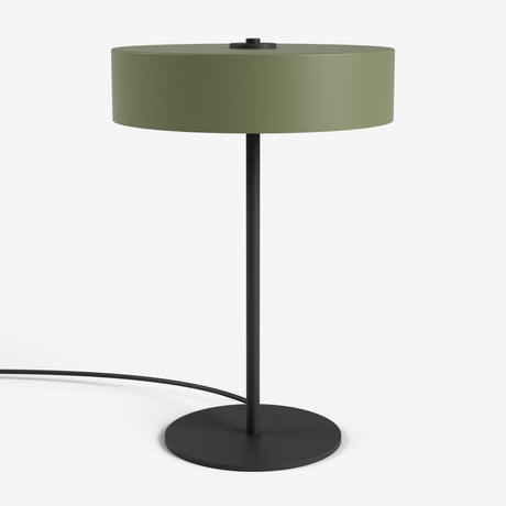 Studio Monton Tafellamp met een groene lampenkap en zwart metalen voet voor een moderne uitstraling