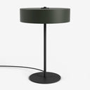 Studio Monton tafellamp met een zwart metalen voet en een groene lampenkap voor moderne inrichting