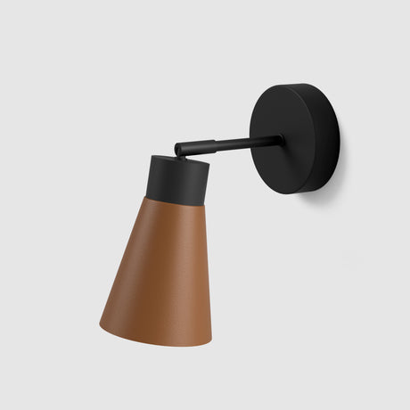 Studio Monton Wandlamp met een bruin metalen kap en zwarte wandbevestiging voor moderne interieurs