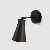 Studio Monton Wandlamp met verstelbare arm en een bronzen kegelvormige kap voor moderne interieurs