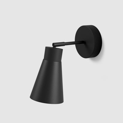 Studio Monton zwarte wandlamp met verstelbare kegelvormige kap voor moderne interieurstijl