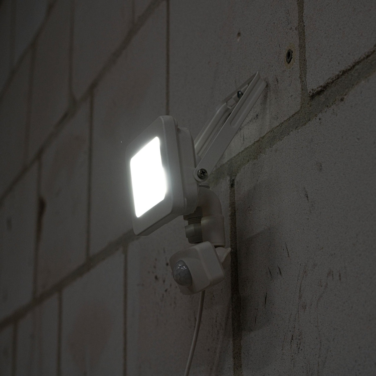 LED schijnwerper 1100 lumen - 10W - koelwit 4000K - bewegingssensor - daglichtsensor - IP44 waterdicht - wit - 230V