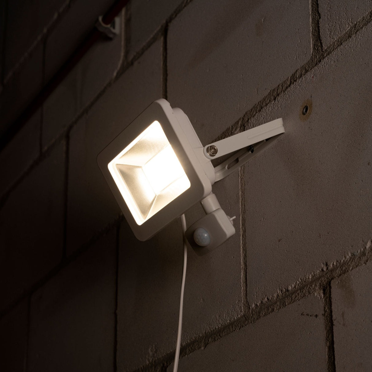 LED schijnwerper met bewegings- en daglichtsensor - 30W 3300 lumen - IP44 - wit