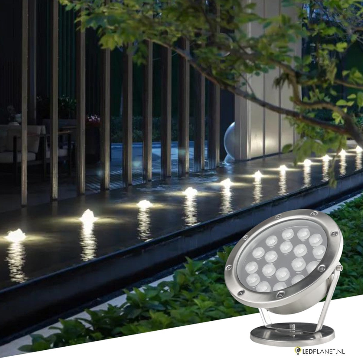 LED onderwaterlampen verlichten een waterpartij in de tuin