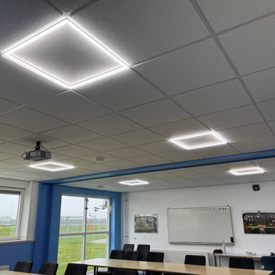 LED lijstpanelen in het systeemplafond van een klaslokaal