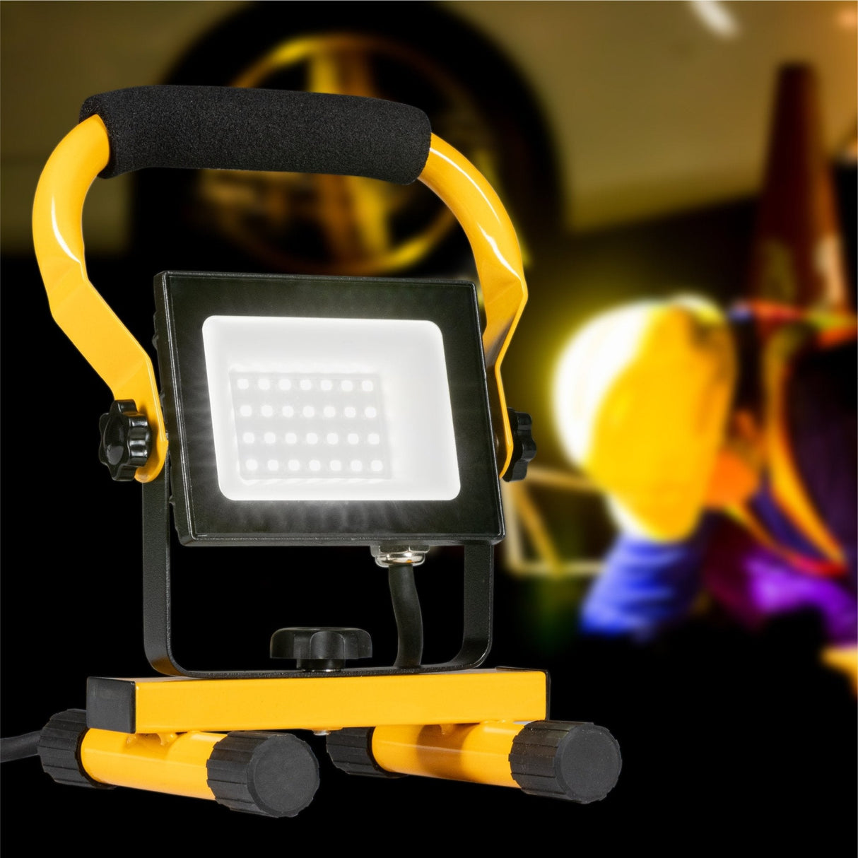 Lampe de travail LED 1800 lumens – 20 W – Blanc froid 4000 K – Étanche IP65 – Support réglable – Avec fiche