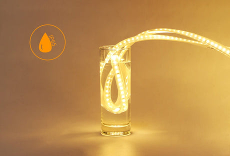 Guirlande lumineuse Aigostar blanc chaud pour l’extérieur dans l’eau, conception étanche IP65 pour une utilisation en extérieur