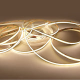 COB LED strip aan: egale lichtlijn zonder lichtpunten