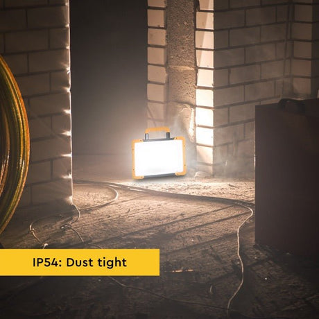 Projecteur de chantier LED hybride - 5500 lumens - Batterie 18V + 230V - Variable - IP54 IK08 - Adaptateurs inclus - 47W