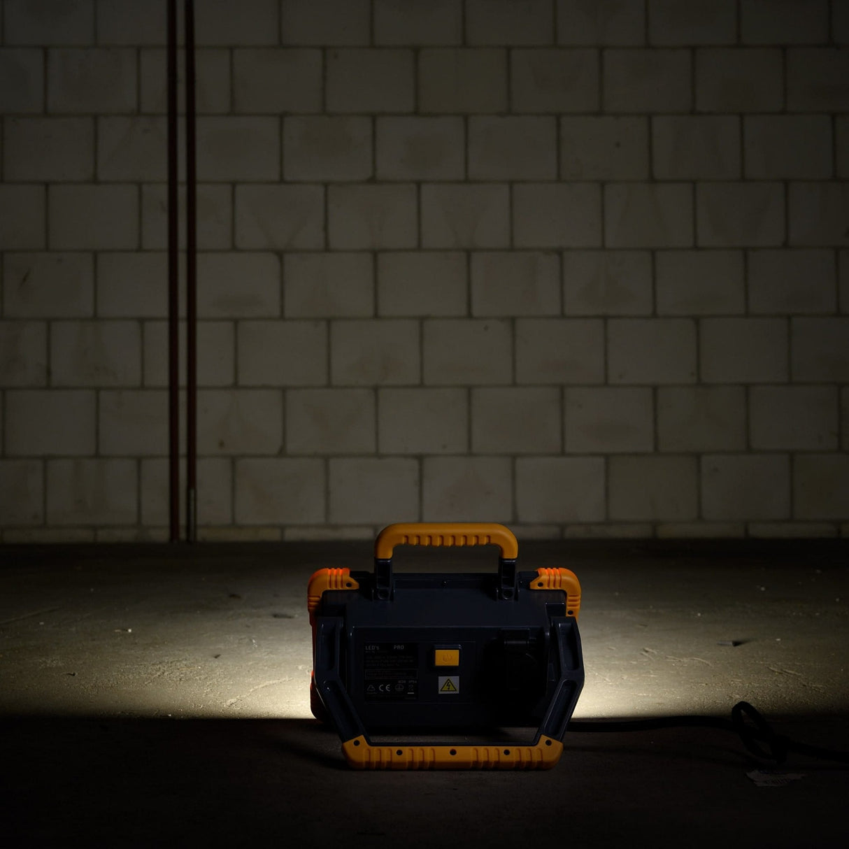 Projecteur de travail LED 3200 lumens - 30W - Blanc froid 5000K - Prise électrique - IP54 - IK08 - Câble de 5m