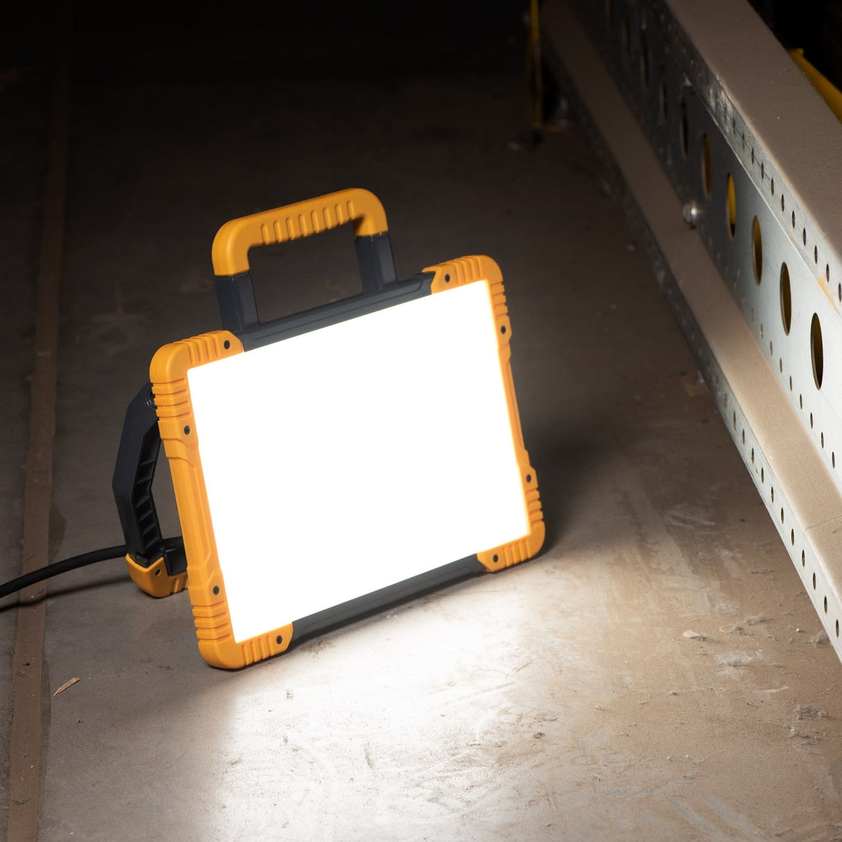 LED Werklamp 6500 lumen - 60W - Koelwit 5000K - 2 Stopcontacten - IP54 Waterdicht - 5m Kabel