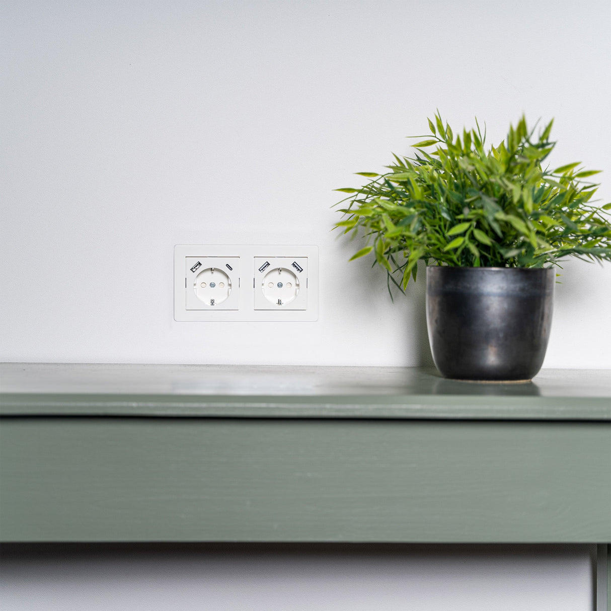 Prise murale avec chargeur rapide USB-C et USB-A - 3680 W - universelle 55 x 55 mm - Blanche