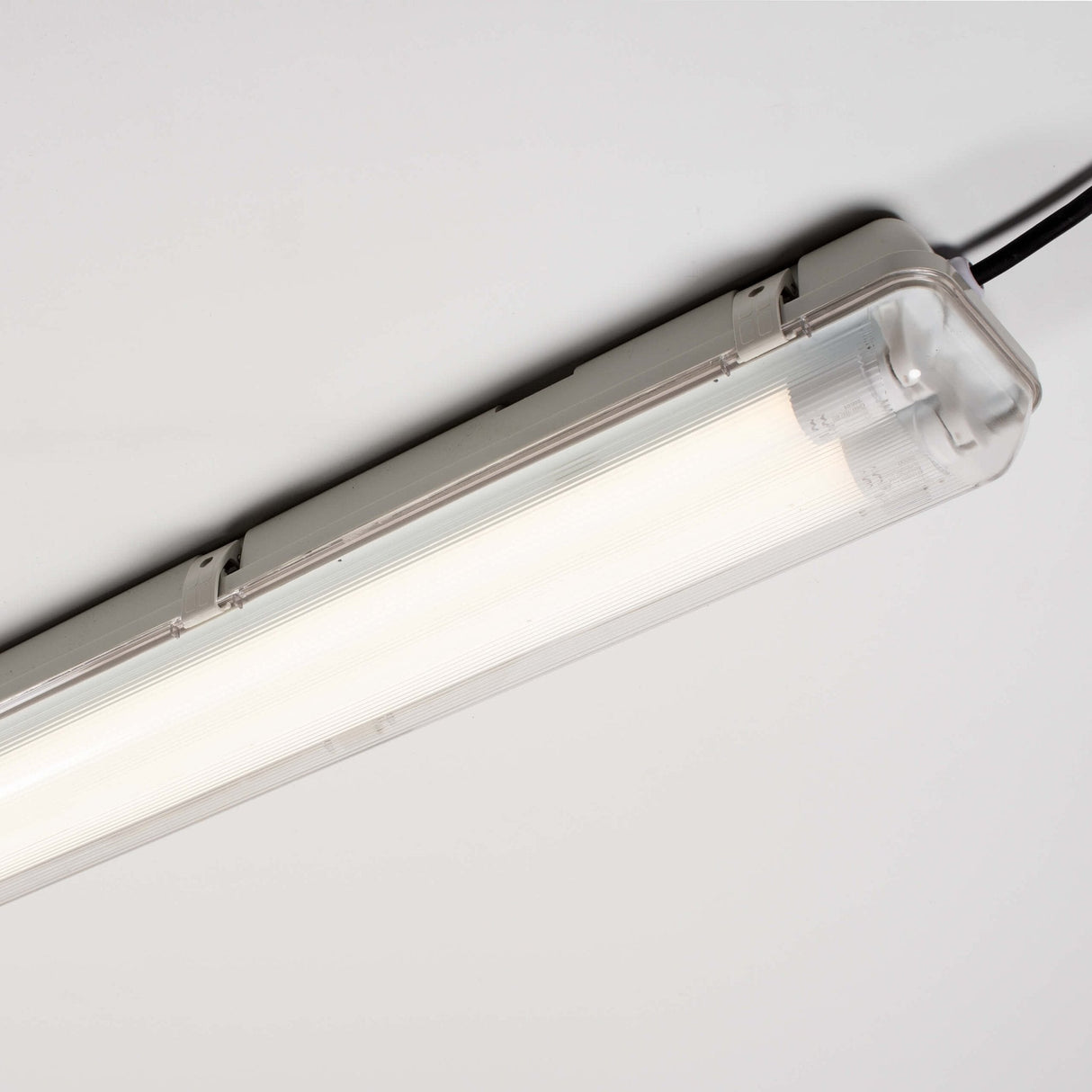 LED TL-Armatuur met Sensor IP65 4200 Lumen - 28W - 4000K Koelwit - 120cm - Bewegingssensor en Daglichtsensor