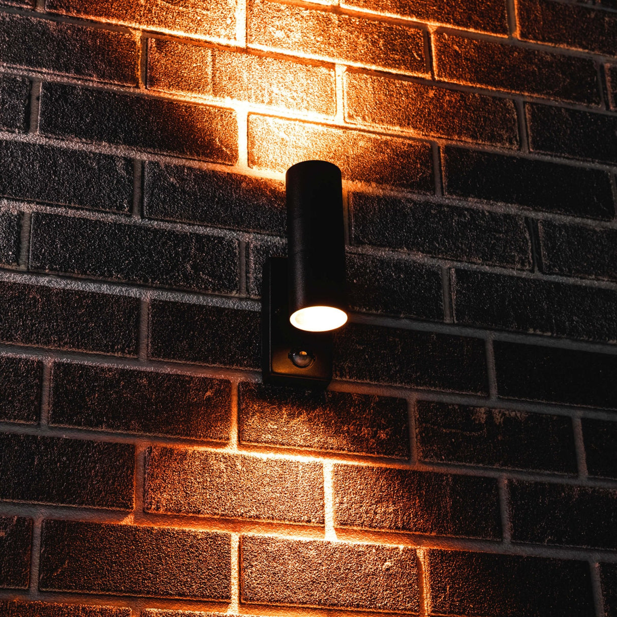 LED Wandarmatuur met Sensor 2x GU10 - IP44 - Zwart - Up & Down
