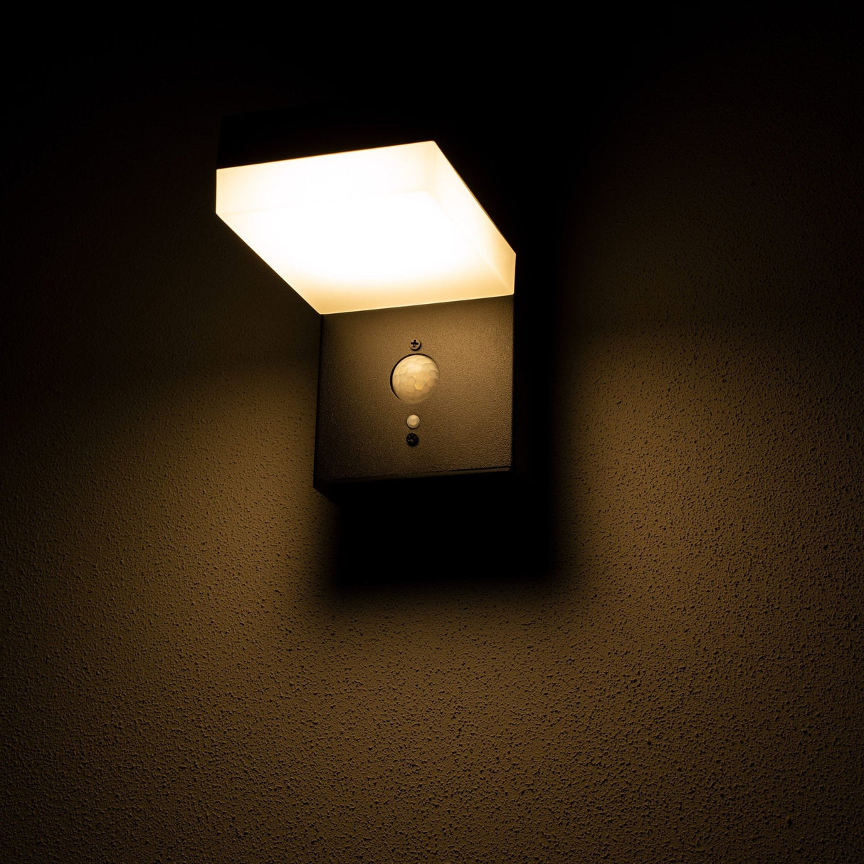 LED Solar Wandlamp 600 lumen - Warmwit 2700K - Bewegingssensor - IP44 - RVS - Vierkant - Zwart