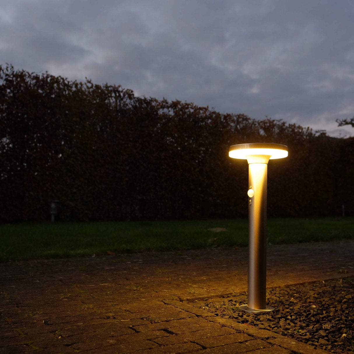 LED Solar Lantaarnpaal - 600 lumen - Warmwit 2700K - Bewegingssensor - 3 Standen - IP44 - RVS Zilver