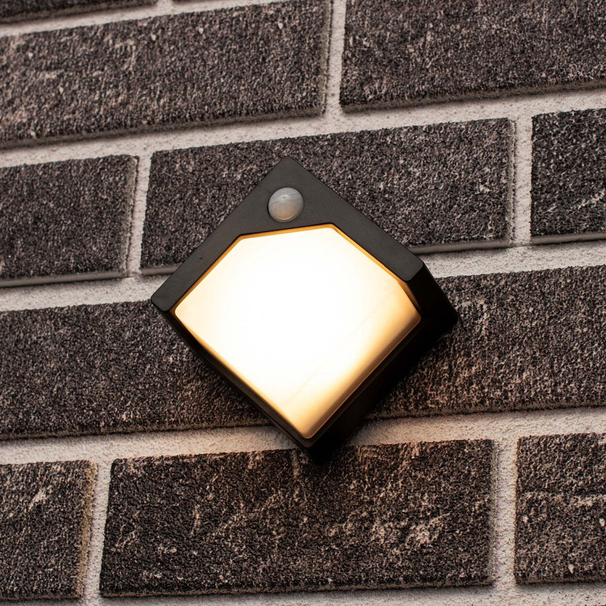 LED Solar Wandlamp - 50 lumen - Warmwit 2700K - Bewegingssensor - IP44 - Zwart
