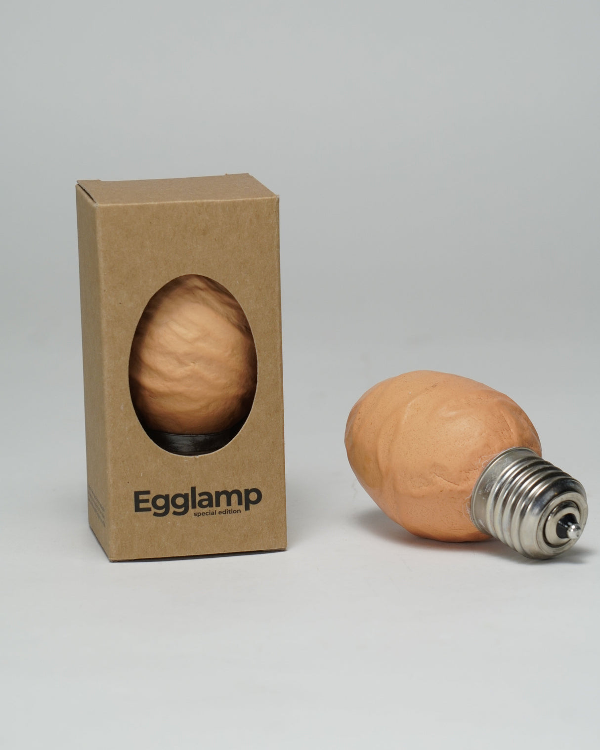 Special edition LED lamp met organische vorm en stijlvolle verpakking van Egglamp