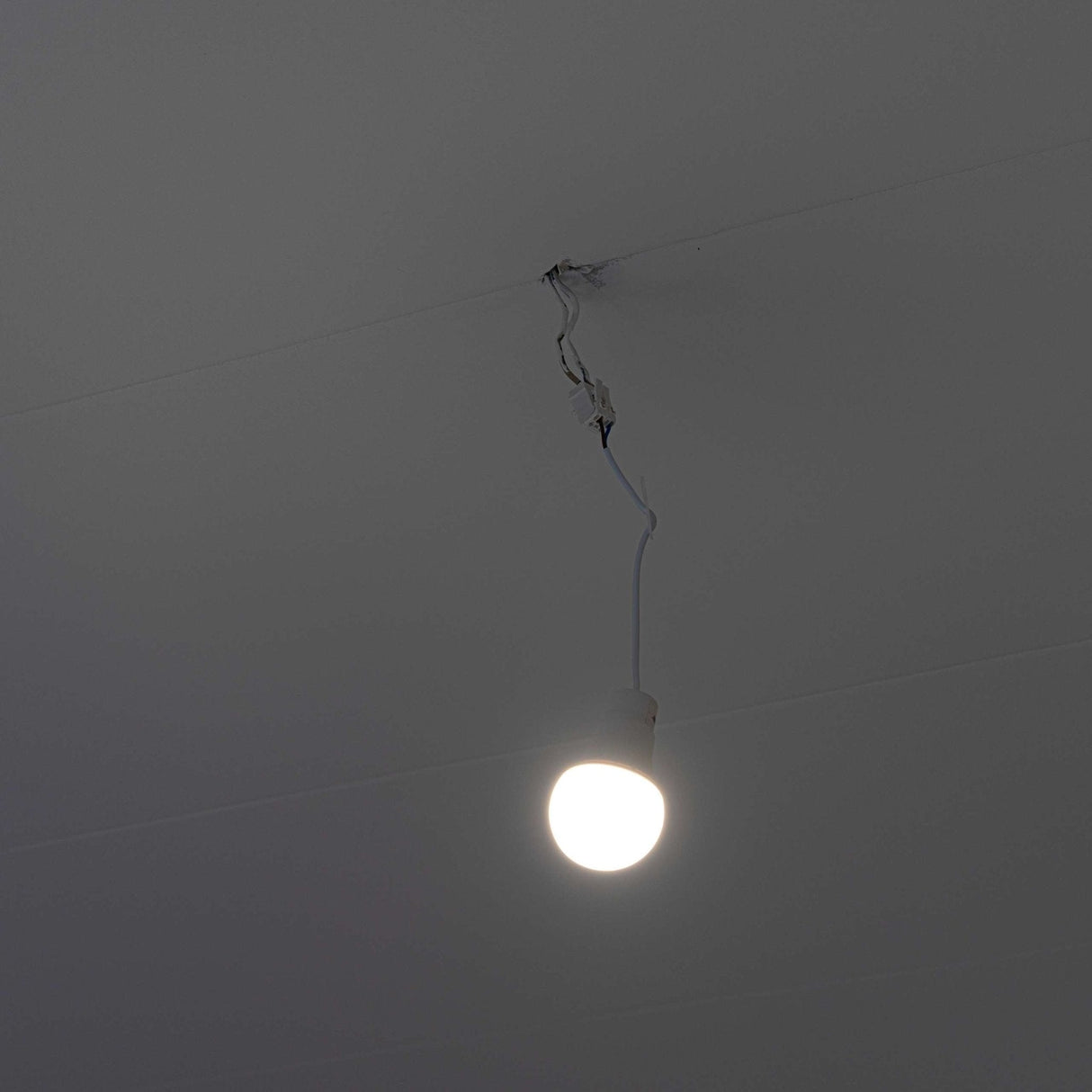 LED verhuisfitting E27 koelwit 4000K - 10W 1055 lumen - mat opaal - met ophangbeugel