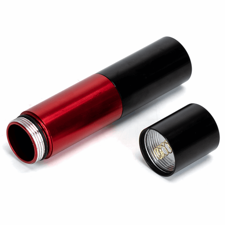 Lampe torche LED Aigostar avec 1 pile AA, noire et rouge, avec bouchon à vis pour un remplacement facile de la pile